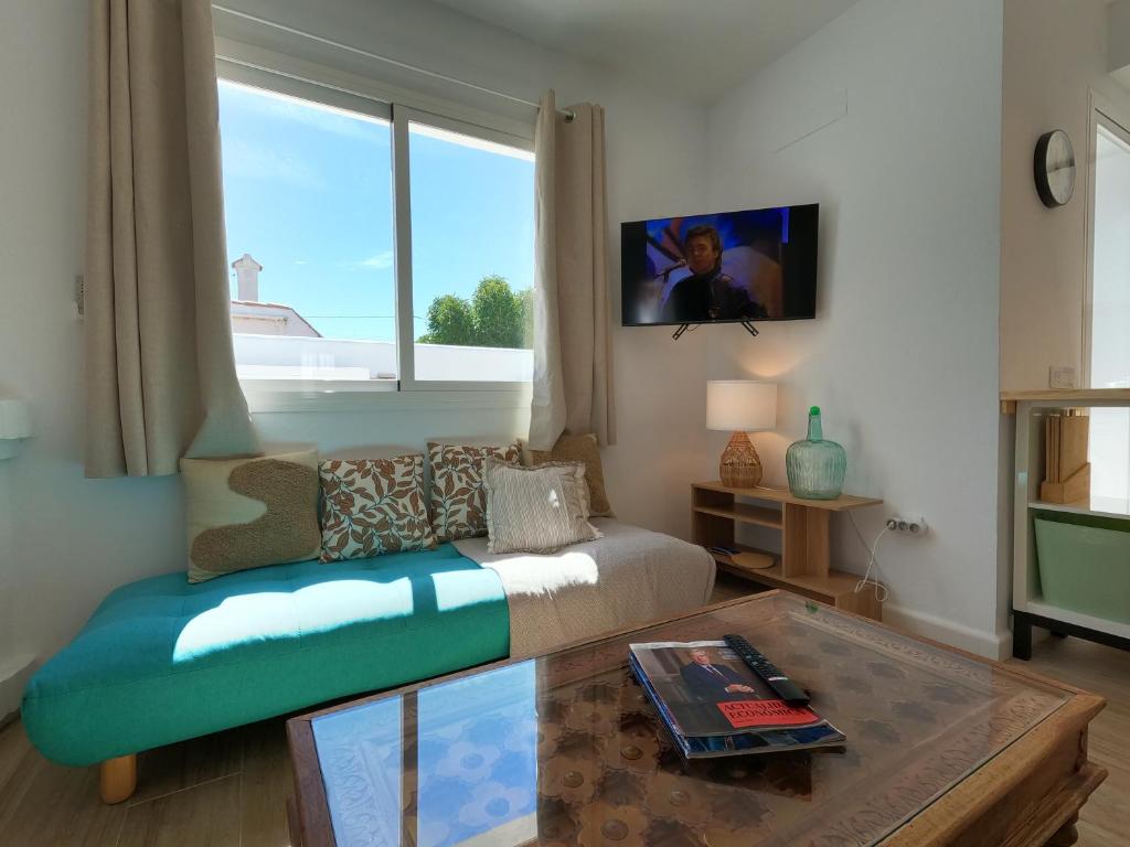 Televízia a/alebo spoločenská miestnosť v ubytovaní Preciosa Villa Independiente 100metros playa 10personas, Free Parking, Fully renovated Now