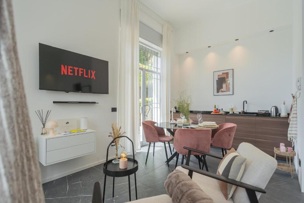 TV a/nebo společenská místnost v ubytování Piccola Como Lotus by Rent All Como