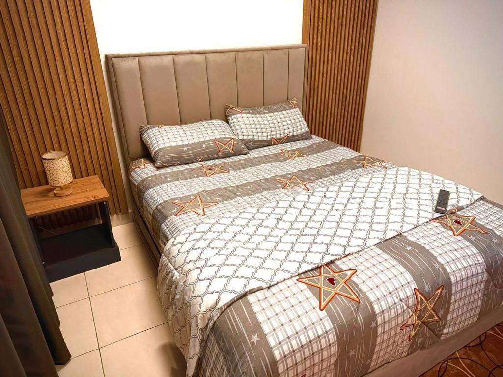 una camera con due letti con stelle sopra di Alanis Residence Master Bedroom a Sepang
