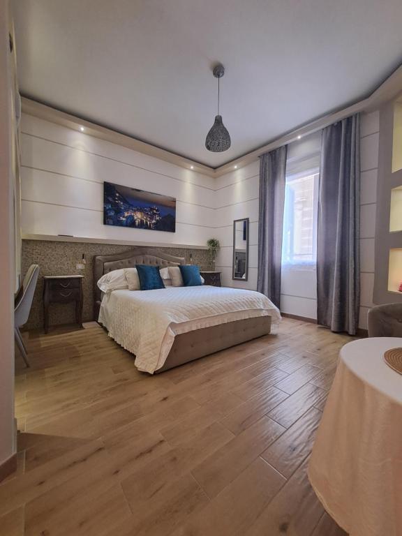 een slaapkamer met een groot bed en een houten vloer bij Frem lord in La Spezia