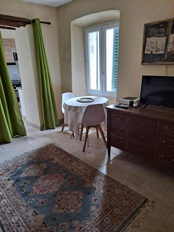 TV a/nebo společenská místnost v ubytování Studio pour couple