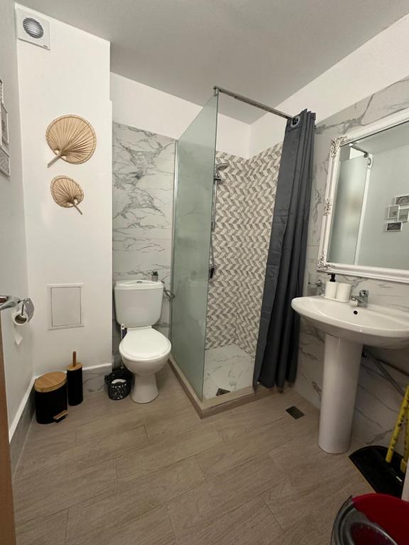 Complex Sands Holiday Apartments - Deluxe One-Bedroom Apartment With Free Wifi