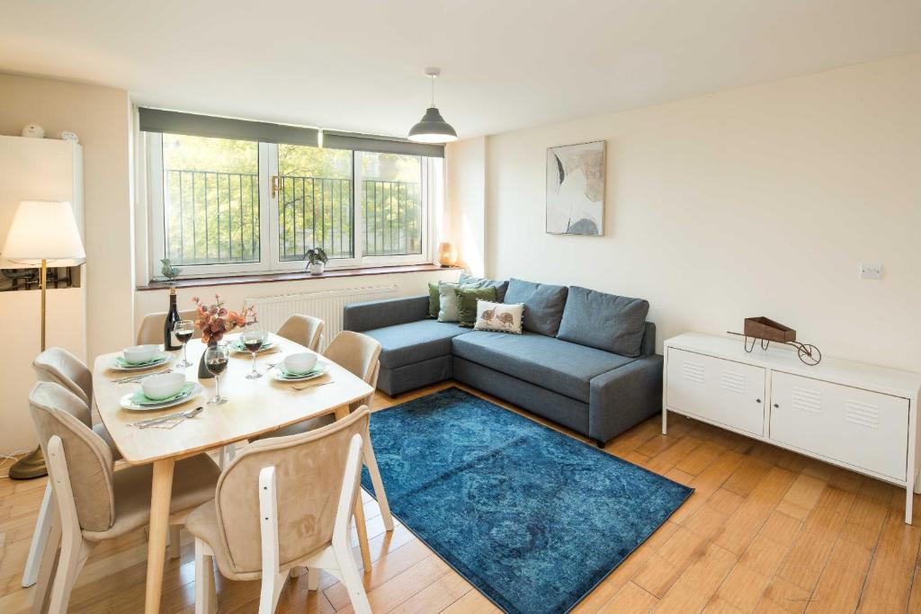 uma sala de estar com um sofá e uma mesa em Elephant&Castle Apartments By Sleepy em Londres