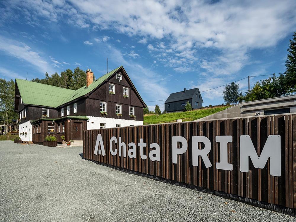 un cartello che dice "chateaarma" davanti a una casa di Chata Prim a Deštné v Orlických horách