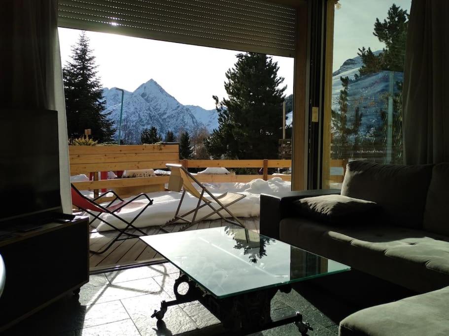 un salon avec un canapé et une table en verre dans l'établissement 2 ALPES, appart 60m2 déco tendance, à Les Deux Alpes