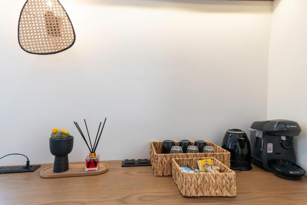 Una habitación con tres cestas y una cafetera. en Alkionides Hydra, en Hydra