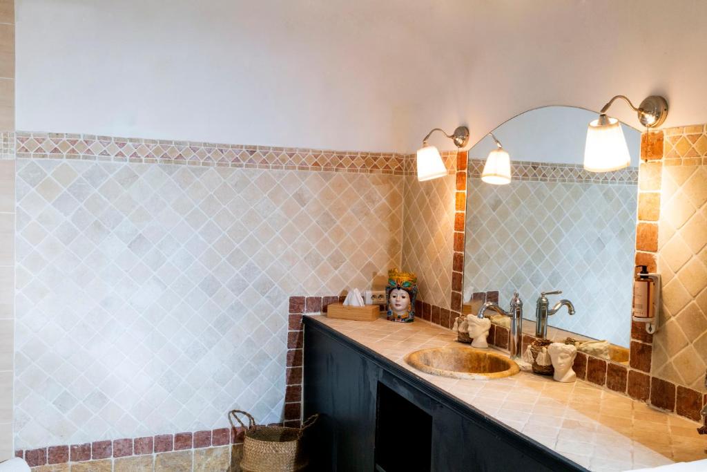 Bathroom sa la Romana Luxe et s&eacute;r&eacute;nit&eacute; au c&oelig;ur de Saint-Tropez Suites spacieuses avec jardin enchanteur