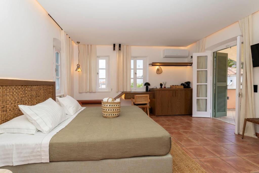 1 dormitorio con 1 cama grande y cocina en Alkionides Hydra, en Hydra