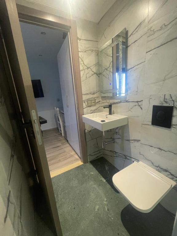 un baño con lavabo e inodoro en ANNI Guesthouse Hostel, en Martil