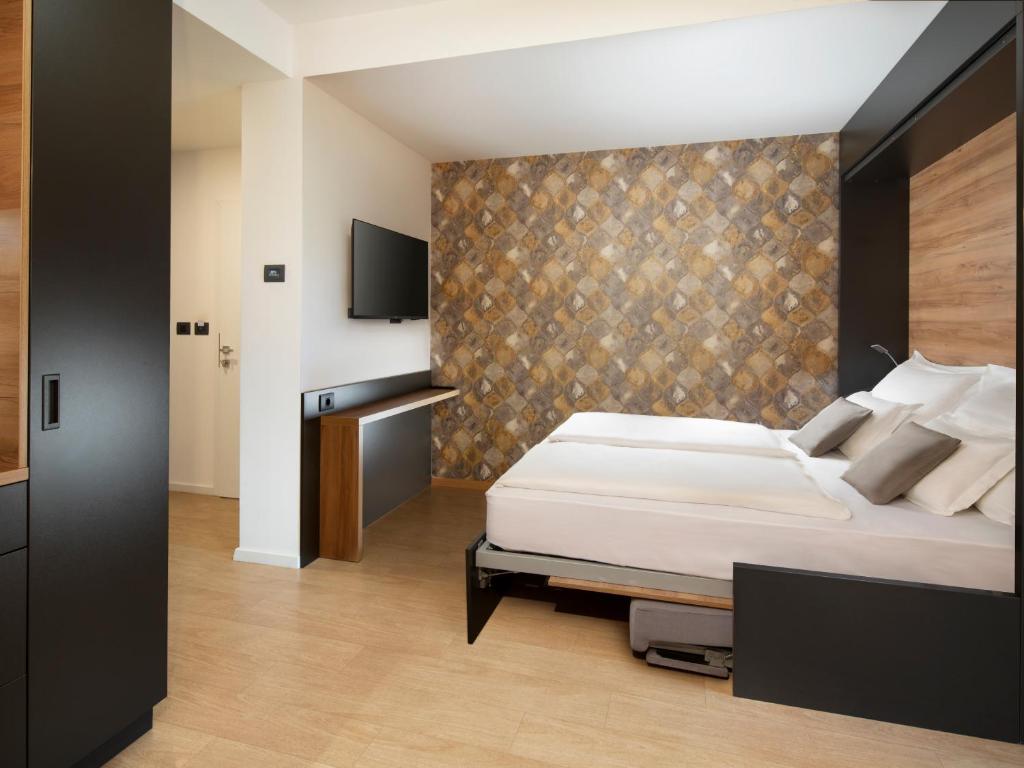 Postel nebo postele na pokoji v ubytování Ahotel Ljubljana