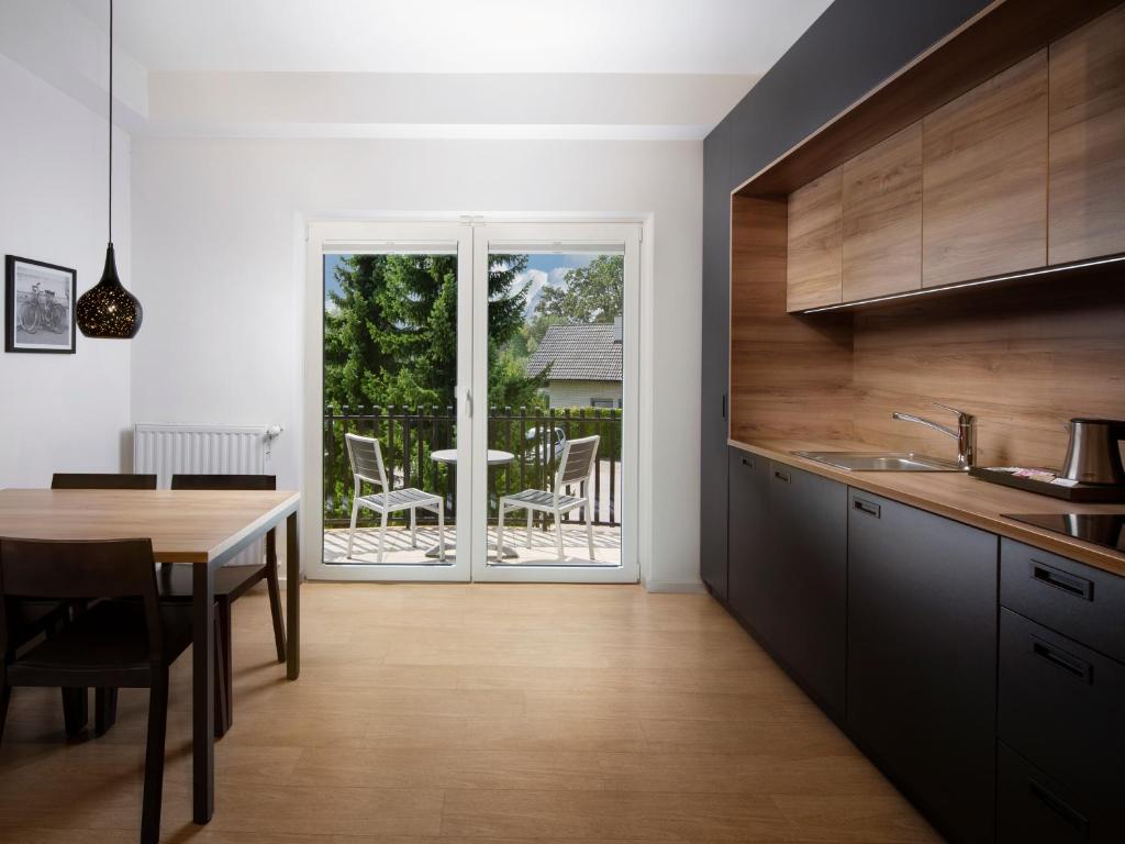 Kuchyň nebo kuchyňský kout v ubytování Ahotel Ljubljana