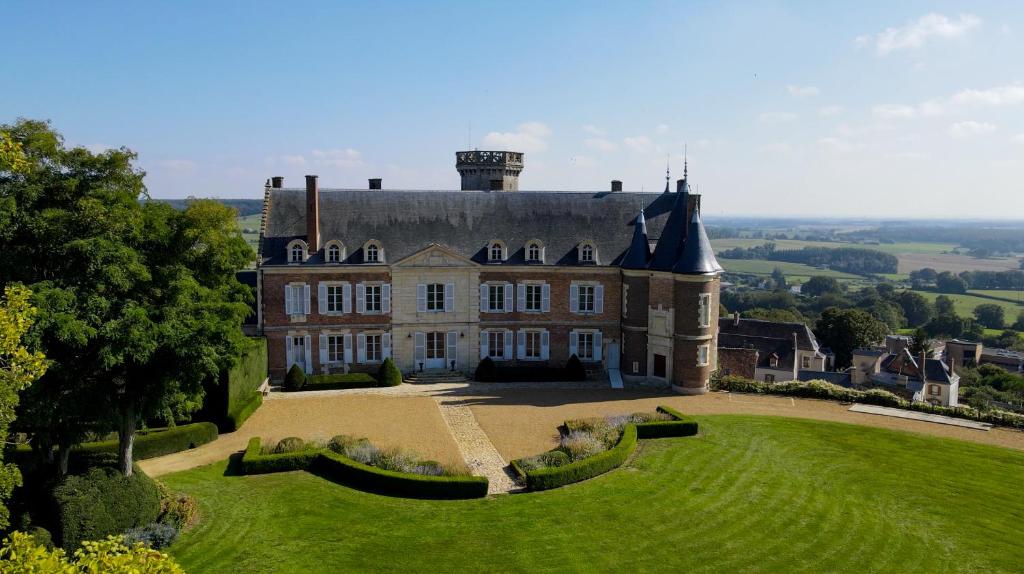 ein großes Haus mit einem großen Rasenplatz in der Unterkunft Château de Montmirail in Montmirail