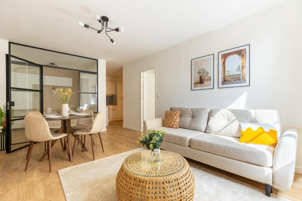 un salon avec un canapé et une table dans l'établissement T3 Cocoon 3min from the Vieux Port | By Airnest, à Marseille