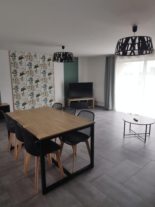 une salle à manger avec une table et des chaises en bois dans l'établissement Longère à Saint Michel chef chef, à Saint-Michel-Chef-Chef