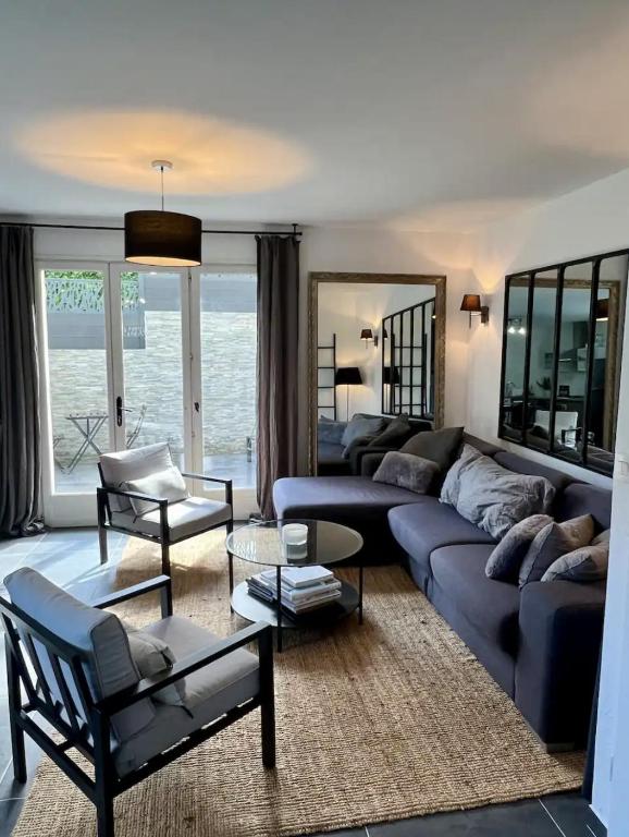 un salon avec un canapé bleu et des chaises dans l'établissement Maison de charme idéalement située, à Cannes