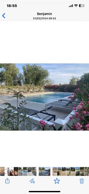 un collage de deux photos d'une piscine dans l'établissement Domaine des bastidons, à Mas blanc des Alpilles