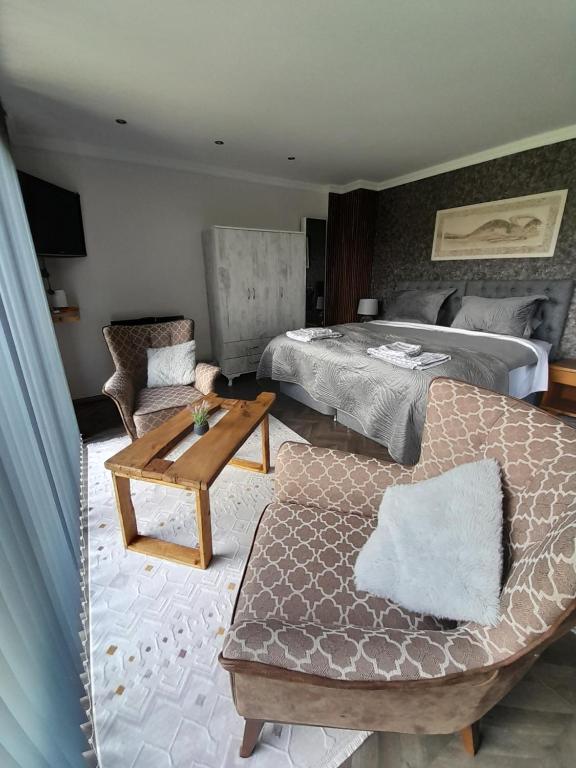 Turkish Retreat في Saadet: غرفة نوم بسرير وطاولة واريكة