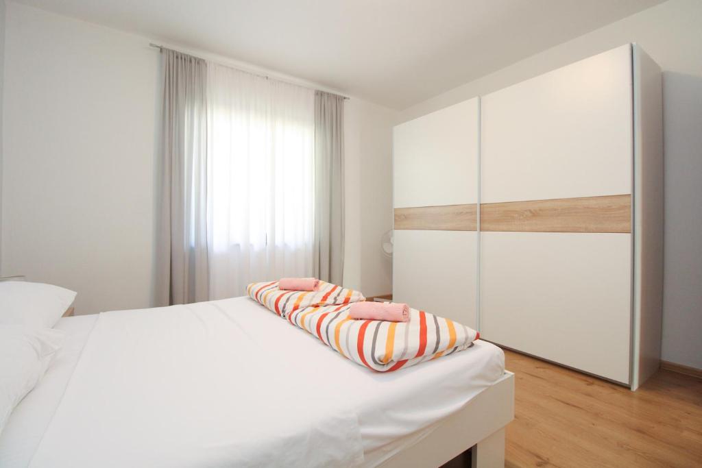 Posteľ alebo postele v izbe v ubytovaní Apartments Pjescana Uvala 606