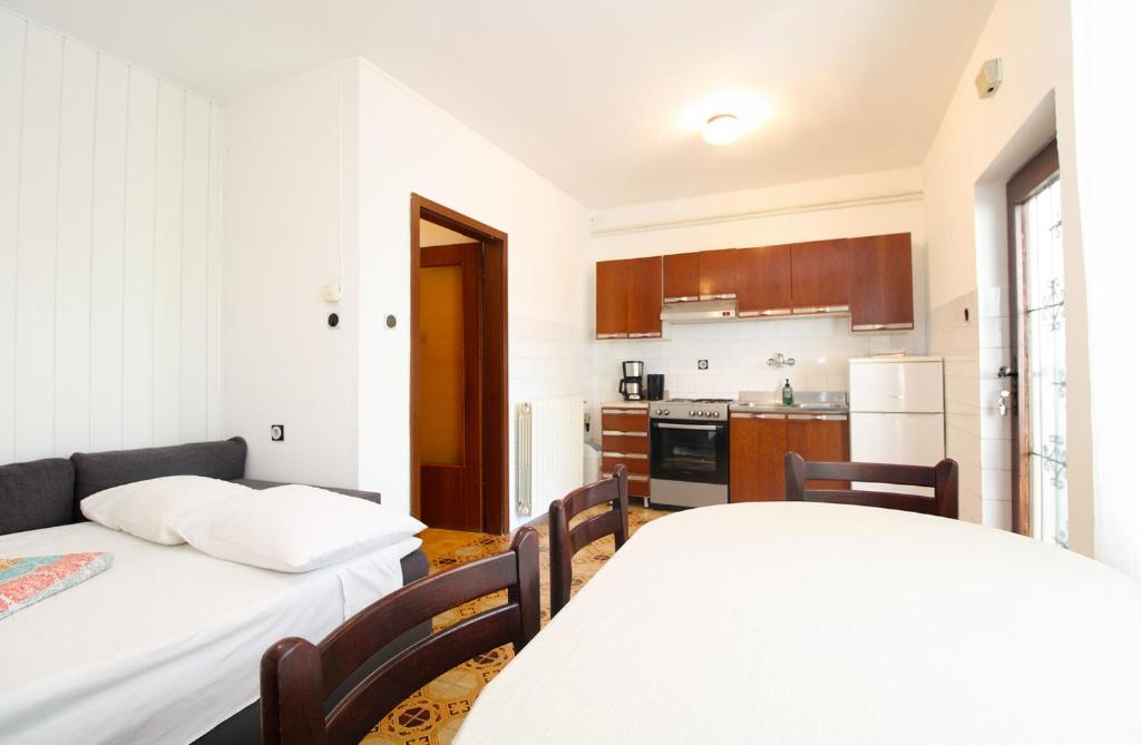 Posteľ alebo postele v izbe v ubytovaní Apartments Pjescana Uvala 606