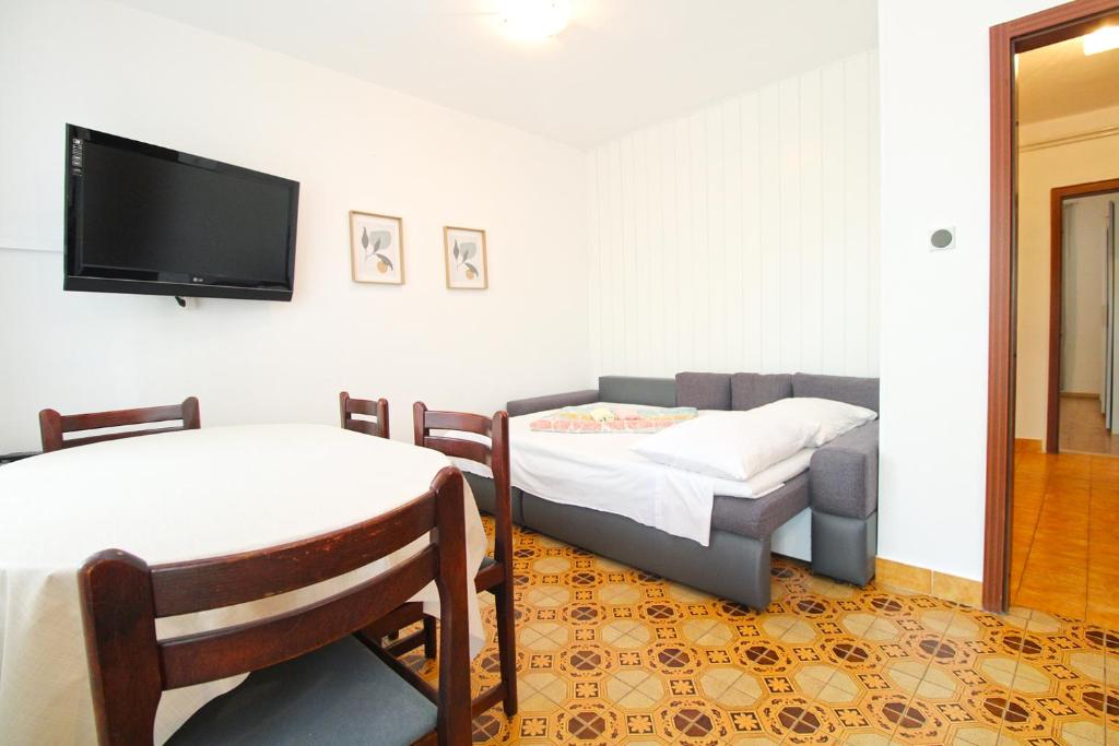 Posteľ alebo postele v izbe v ubytovaní Apartments Pjescana Uvala 606