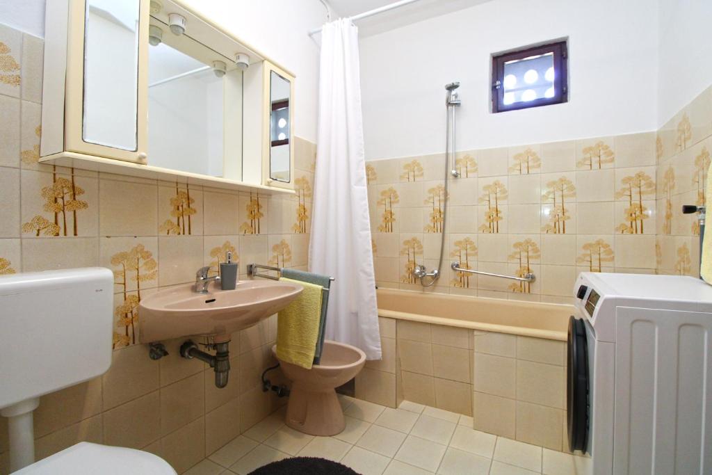Kúpeľňa v ubytovaní Apartments Pjescana Uvala 606