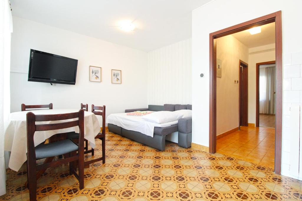 Posteľ alebo postele v izbe v ubytovaní Apartments Pjescana Uvala 606