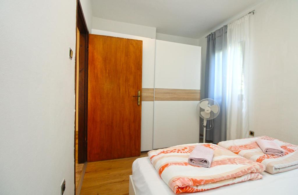 Posteľ alebo postele v izbe v ubytovaní Apartments Pjescana Uvala 606
