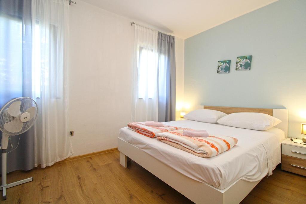 Posteľ alebo postele v izbe v ubytovaní Apartments Pjescana Uvala 606