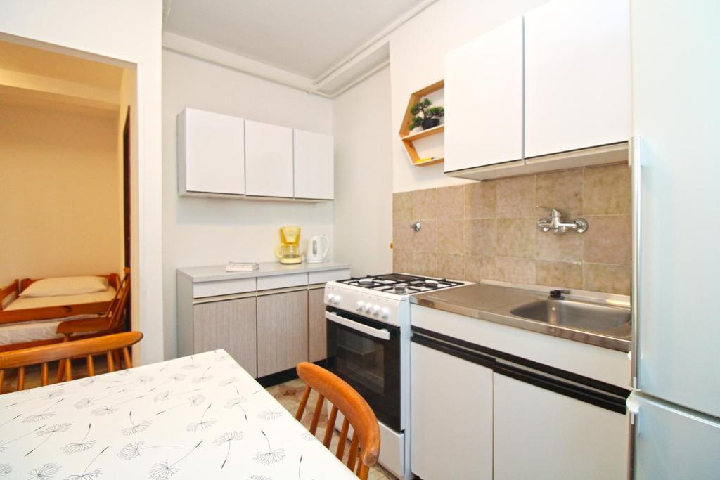 Kuchyňa alebo kuchynka v ubytovaní Apartments Pjescana Uvala 606