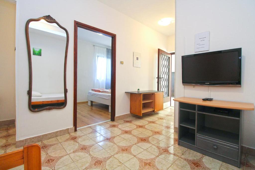 Televízia a/alebo spoločenská miestnosť v ubytovaní Apartments Pjescana Uvala 606