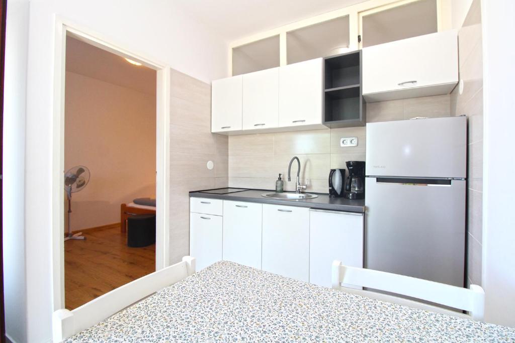 Kuchyňa alebo kuchynka v ubytovaní Apartments Pjescana Uvala 606