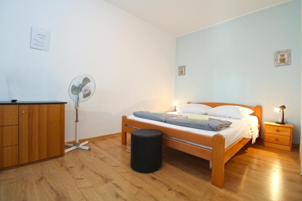 Posteľ alebo postele v izbe v ubytovaní Apartments Pjescana Uvala 606