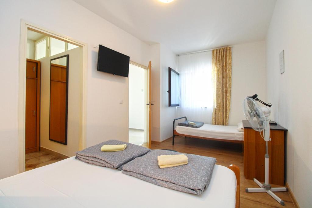 Posteľ alebo postele v izbe v ubytovaní Apartments Pjescana Uvala 606