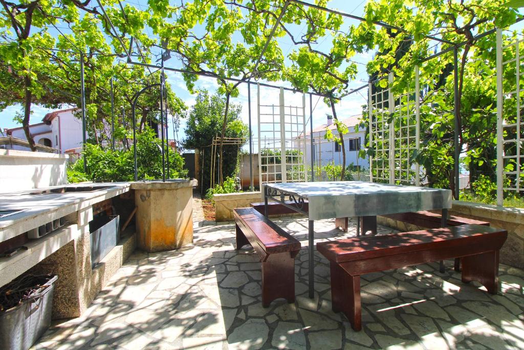 Vonkajšia záhrada v ubytovaní Apartments Pjescana Uvala 606