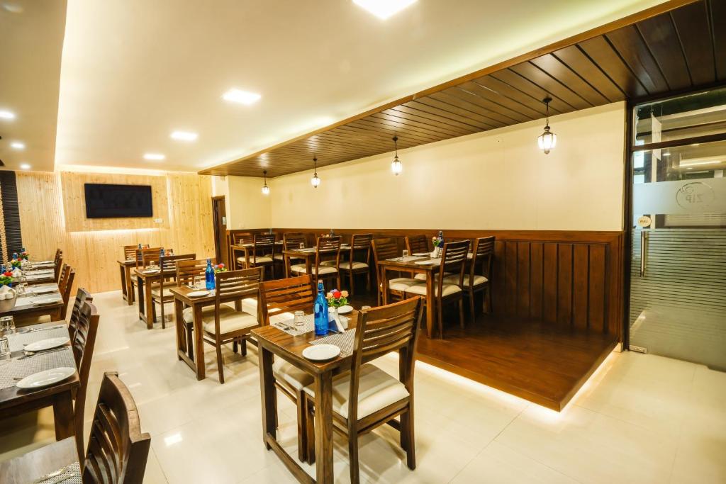 TV a/nebo společenská místnost v ubytování Zip By Spree Hotels Bella Heights Mcleodganj