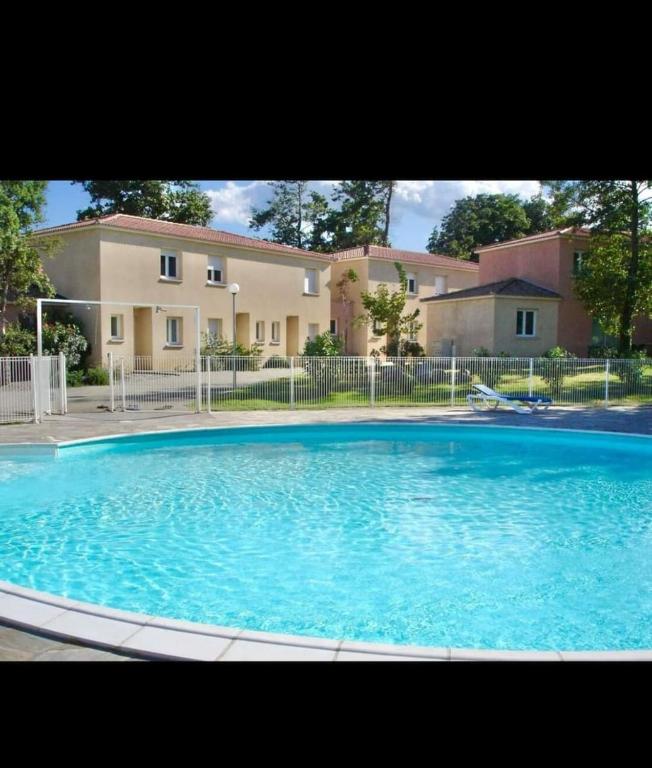 une grande piscine bleue devant une maison dans l'établissement villa Melody, à Santa-Maria-Poggio
