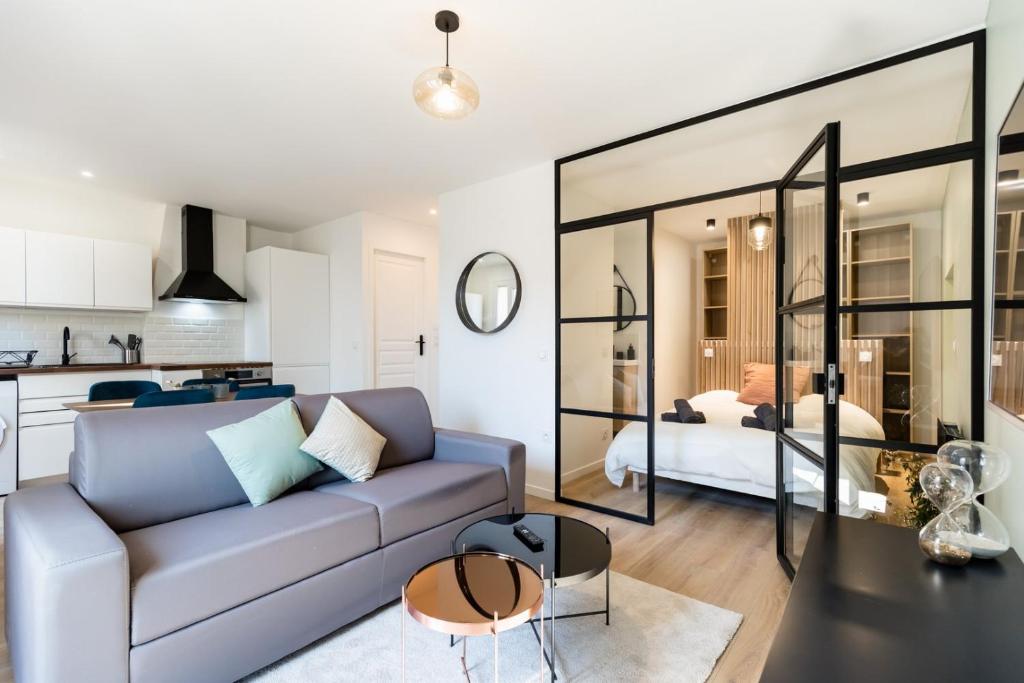 - un salon avec un canapé et une chambre dans l'établissement Charming 1 BR in the Cours Julien | By Airnest, à Marseille