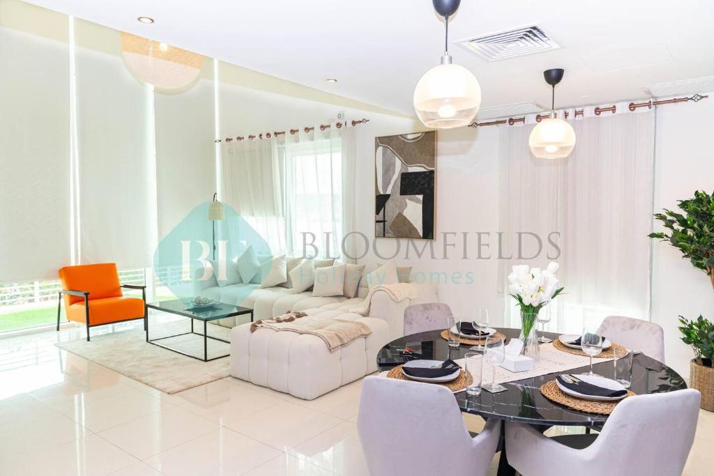 uma sala de estar com um sofá e uma mesa em Bloomfields - Private Townhouse At Reem Island em Abu Dhabi