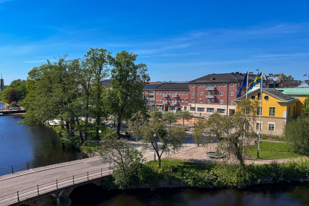 Výhled na řeku, která protéká v blízkosti hotelu