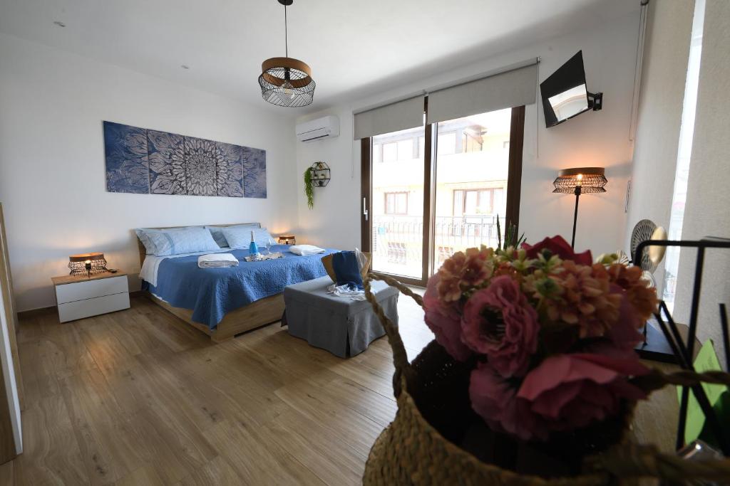 een woonkamer met een bed en een woonkamer met bij Terra Sinus Beautiful Suite in Terrasini