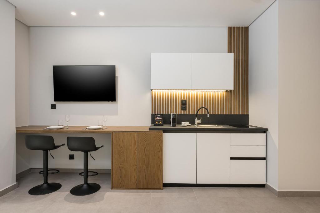 Kuchyň nebo kuchyňský kout v ubytování Ostrakon Suites