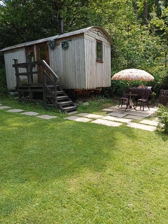 Zahrada ubytování 'Morris' the shepherd's hut and woodland hot tub experience