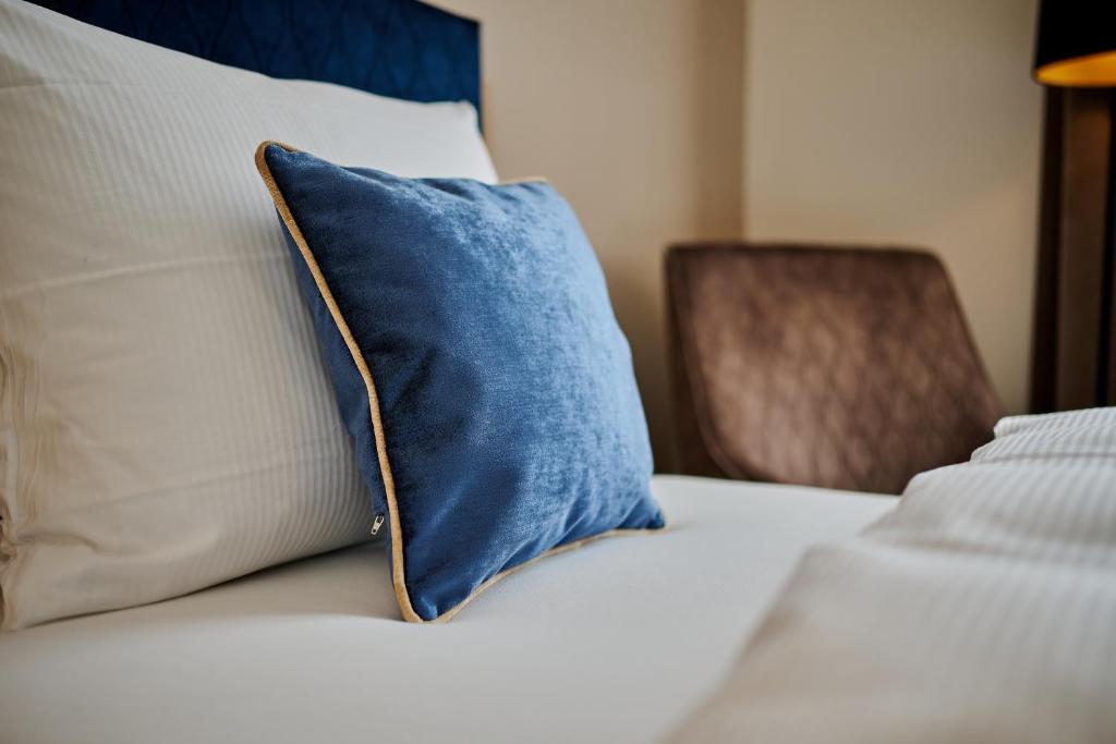 Postel nebo postele na pokoji v ubytování Hotel Zur Post Altötting