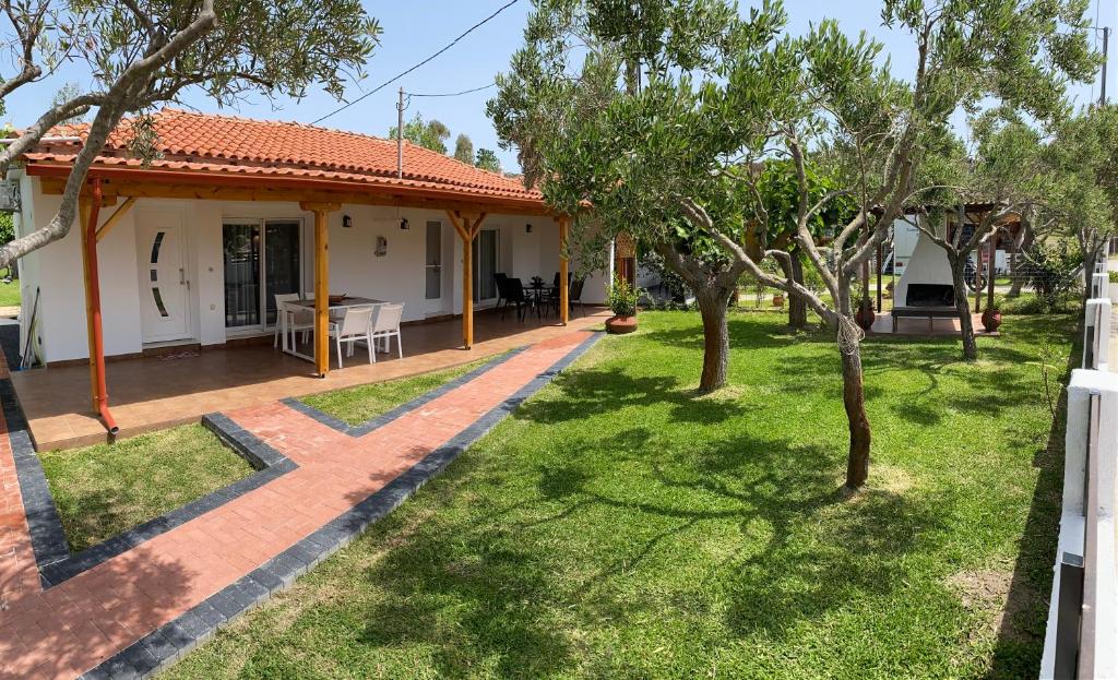 an image of a house with a yard at Primos Del Mar Kalamitsi in Kalamitsi