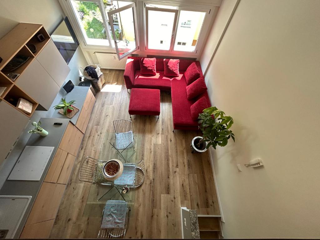 een woonkamer met een rode bank bij Varenna Guest House in Varenna