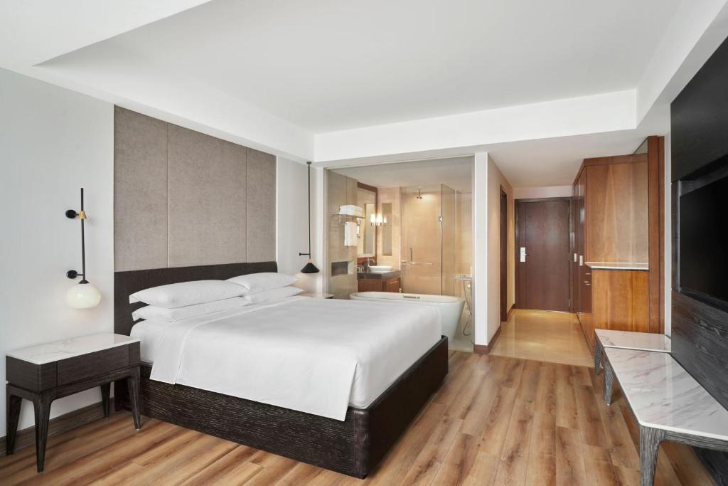 Postel nebo postele na pokoji v ubytování Sheraton Hanoi West