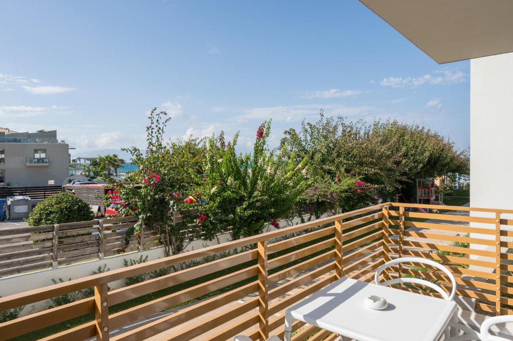 Balkón nebo terasa v ubytování Ostrakon Suites