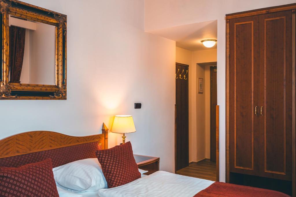Łóżko lub łóżka w pokoju w obiekcie Hotel Ariston Prague