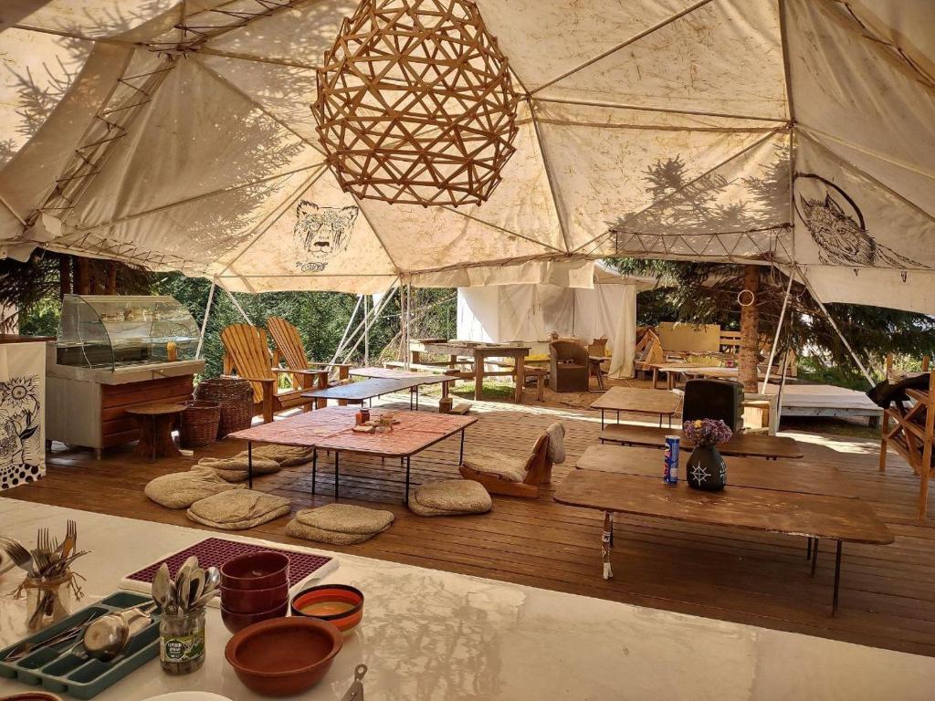 Restaurace v ubytování Eco glamping - Carpathians. Retreat hub Dzin Space