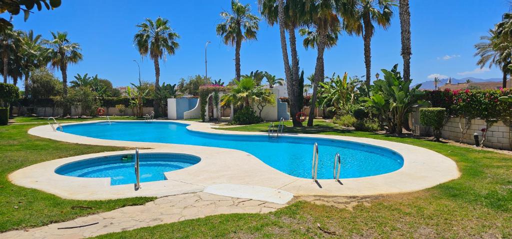 Bazén v ubytování Homes of Spain, Apartamentos Paraíso Vera Playa, Fatu Hiva, Bajo A con piscina privada en jardín privado, PRIMERA LINEA de PLAYA, WIFI nebo v jeho okolí